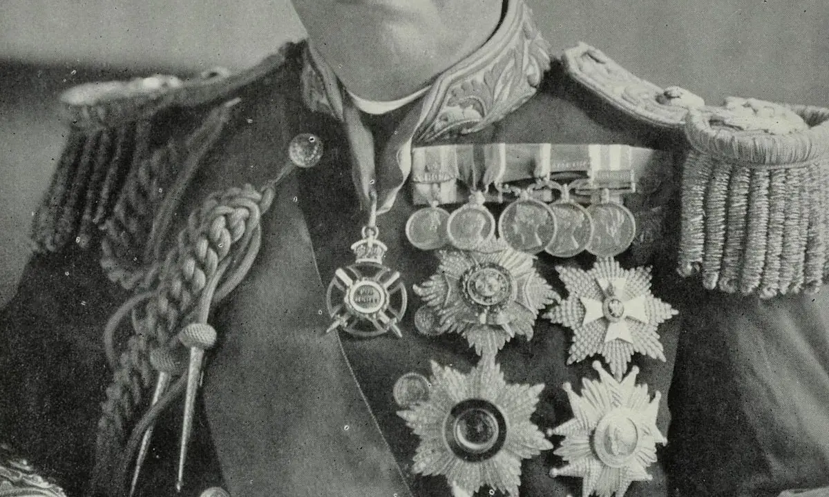 John Fisher trägt eine prunkvolle Uniform mit vielen Orden und Auszeichnungen.