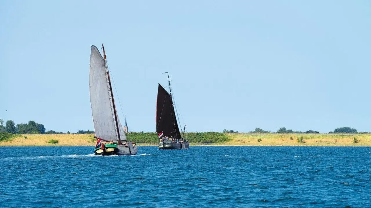 Zwei Segelschiffe auf dem Wasser, ein klassisches Erlebnis beim Segeln in Zeeland.