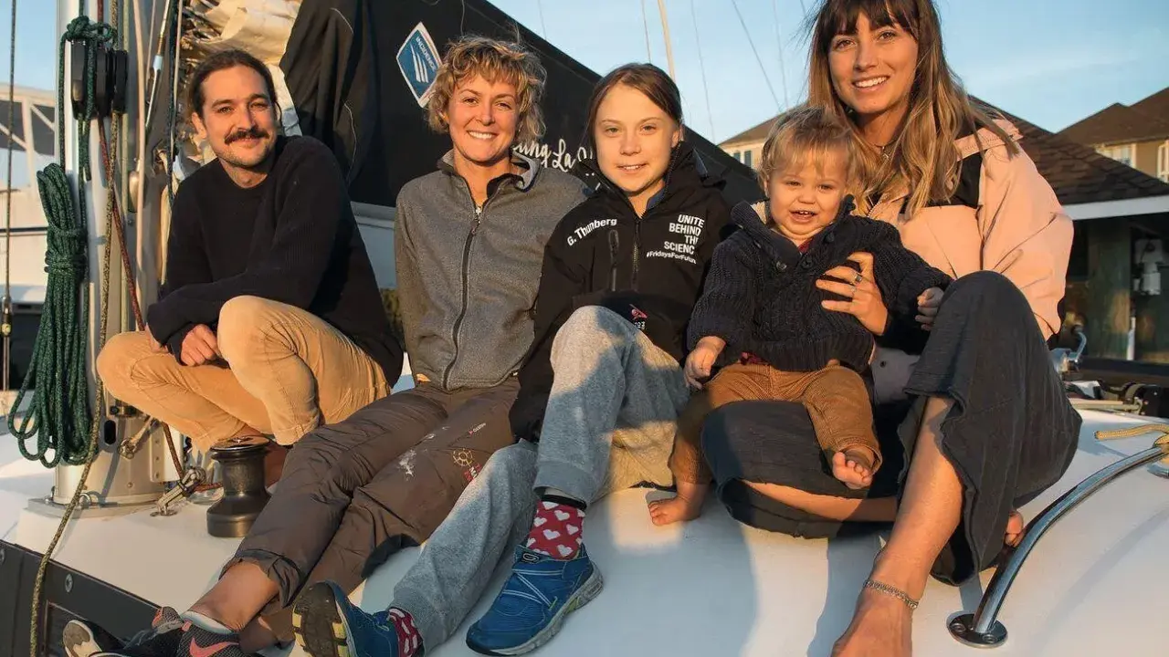 Fünf Personen, darunter Greta Thunberg, sitzen auf einem Boot. Sie sind Teil der Crew der "La Vagabonde".