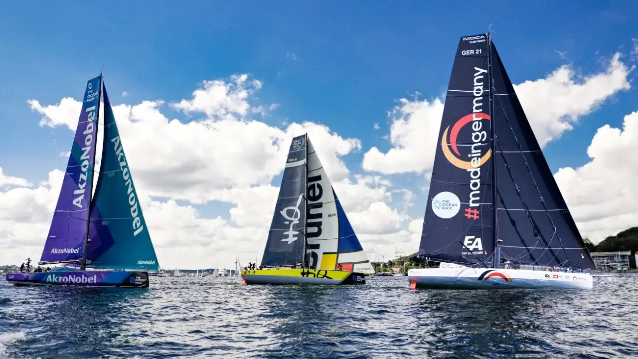 Drei Segelboote der Kiel Ocean Race kämpfen auf dem Wasser. Eines trägt #madeingermany, ein anderes AkzoNobel.