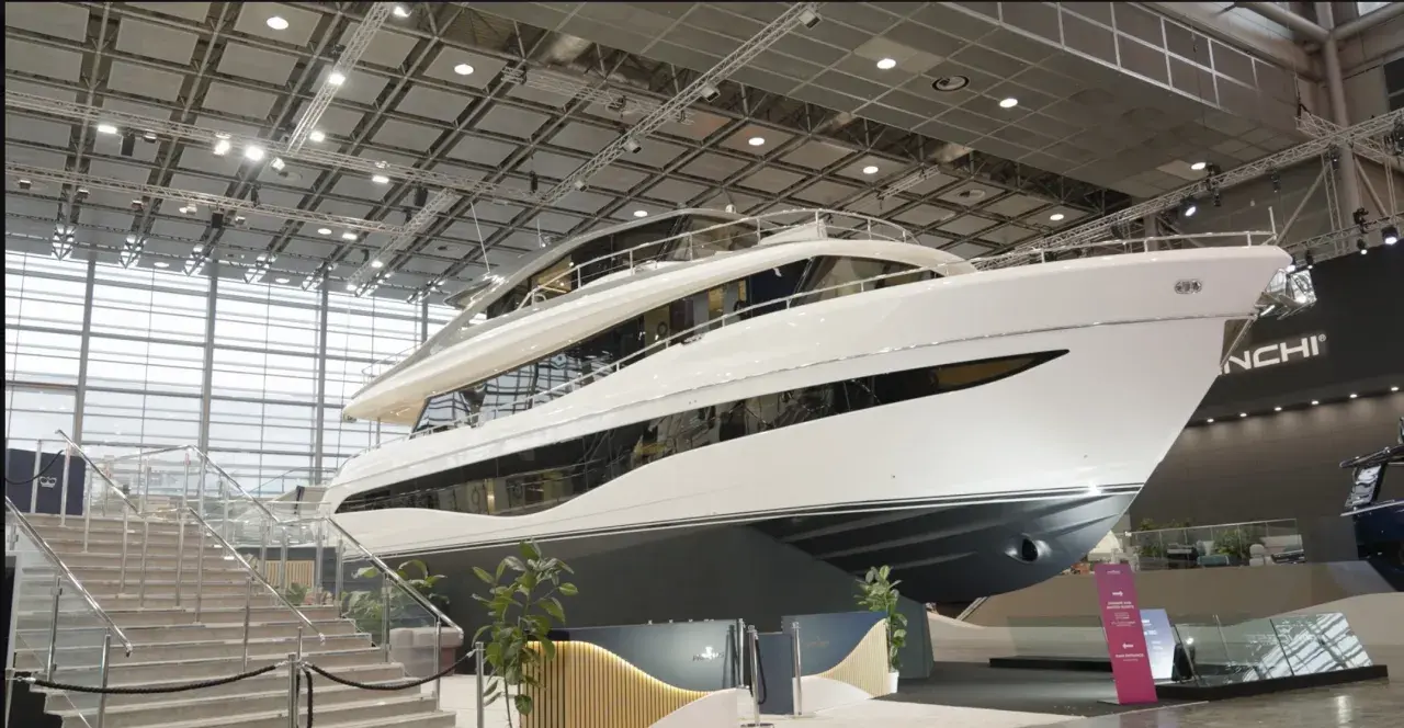 Luxuriöse Yacht, bereit für die boot 2026 Messe. Glänzende weiße Hülle, mehrere Decks und große Fenster.