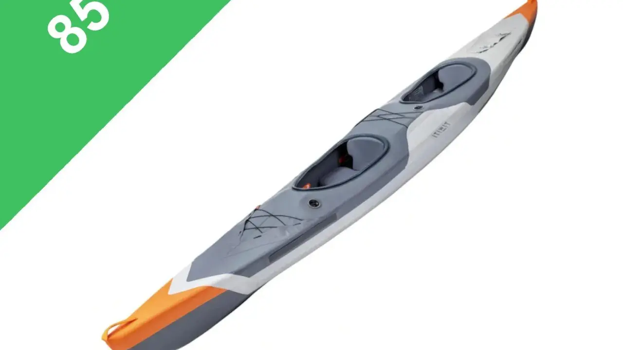 Zwei-Personen-Kajak itiwit x500 in Grau und Orange, bereit für Abenteuer auf dem Wasser.