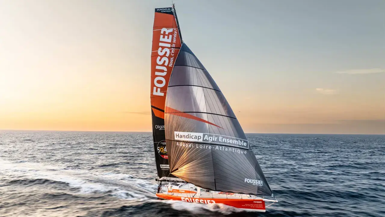 Ein Segelboot mit dem Namen "Foussier" nimmt an der Vendée Globe teil. Die Boote sind für extreme Rennen konzipiert.