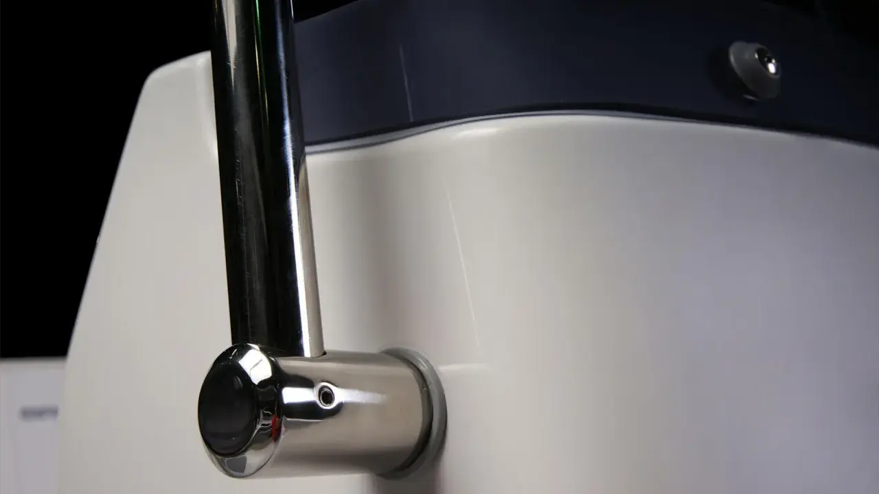 Glänzende weiße Oberfläche, die zeigt, was Gelcoat ist: eine glatte, schützende Beschichtung, oft auf Booten. Ein polierter Metallgriff ist montiert.