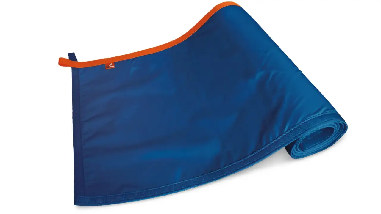 Ein blauer Fender mit orangefarbenem Rand, aufgerollt. Was ist ein Fender? Ein Schutzpolster für Boote.