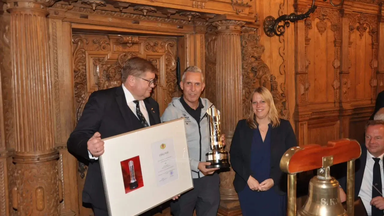 Michael Illbruck erhält Urkunde und Pokal.