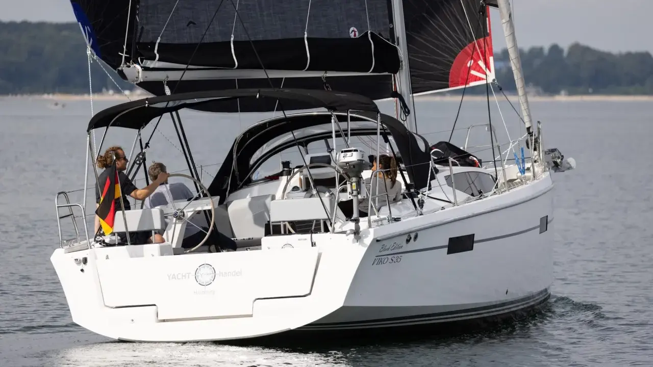 Segelboot mit schwarzem Großsegel und schwarzem Gennaker, erinnert an die legendären Fahrten von Eric Tabarly.