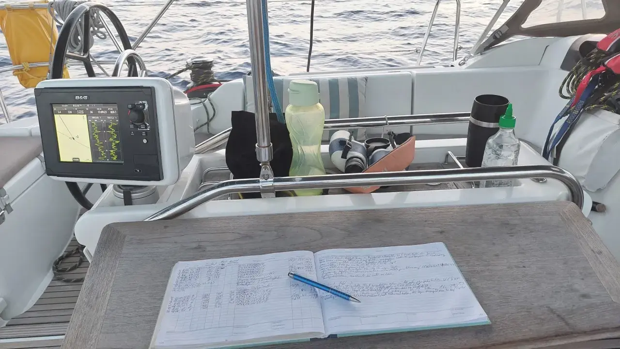 Segelboot auf dem Golf von Mexiko. Logbuch und Navigationsgerät bereit für die Reise.