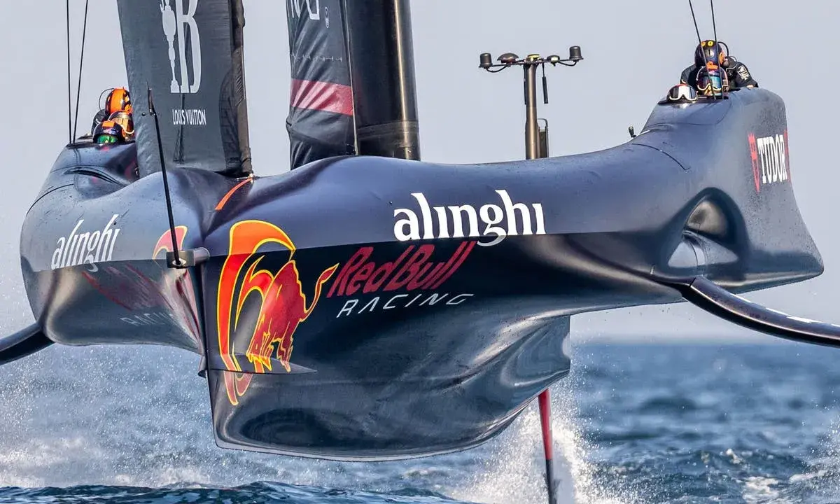 Alinghi Red Bull Racing-Boot hebt ab, die Flügel gleiten über das Wasser.