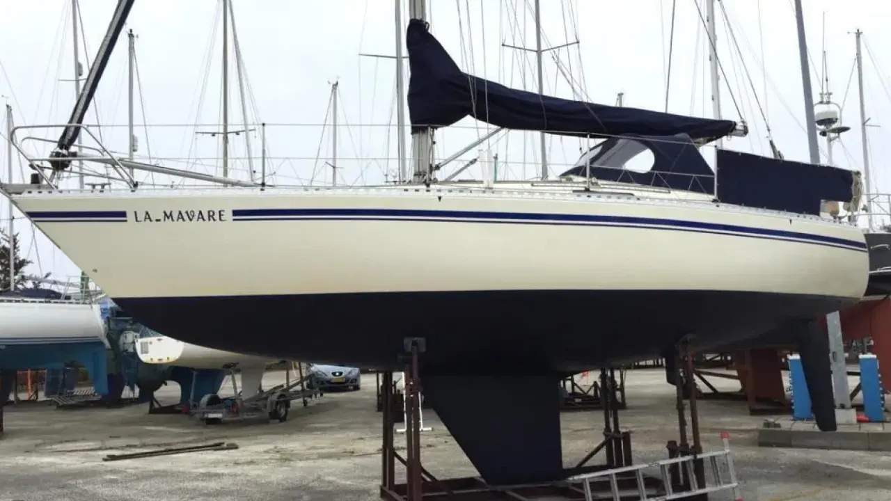 Segelboot "LA.MAVARE", eine Comfortina 32, steht auf Böcken im Hafen.
