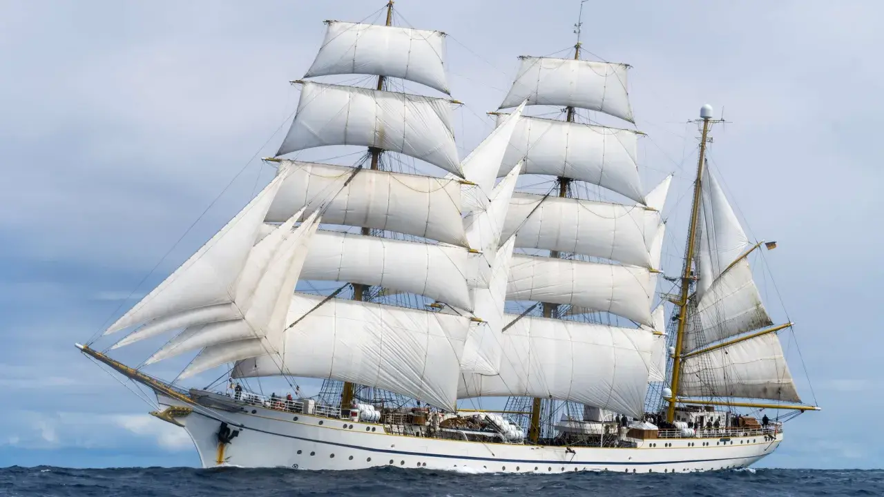 Das Gorch Fock Schiff gleitet majestätisch über die Wellen, seine weißen Segel sind voller Wind.