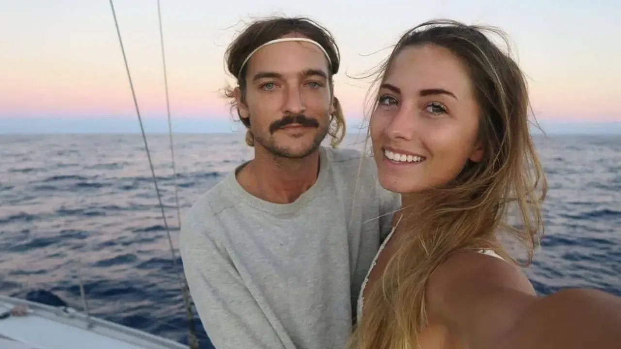 Ein Paar genießt den Sonnenuntergang beim Segeln auf der La Vagabonde.
