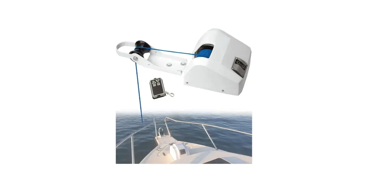 Weiße elektrische Ankerwinde für ein Boot, mit Fernbedienung und blauem Seil, bereit zum Einsatz auf dem Wasser.