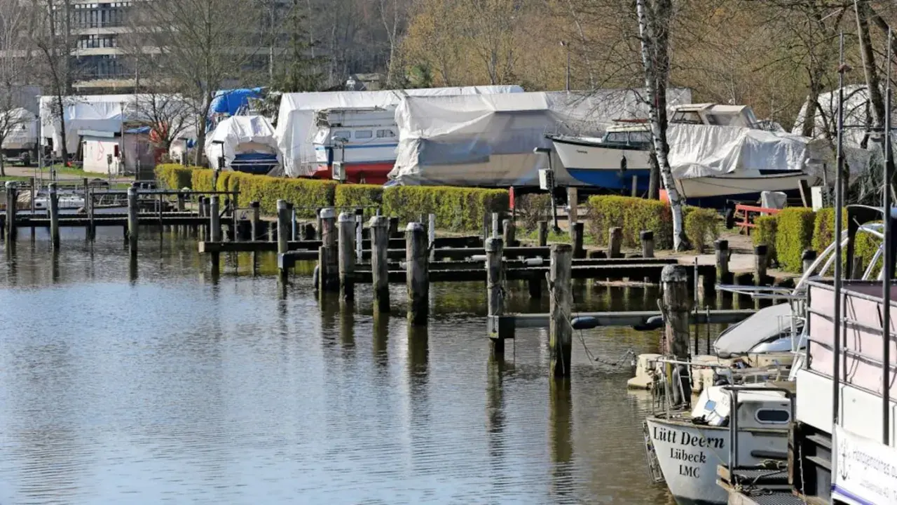 Boote unter Planen im Hafen von Almerimar, bereit für die nächste Saison.