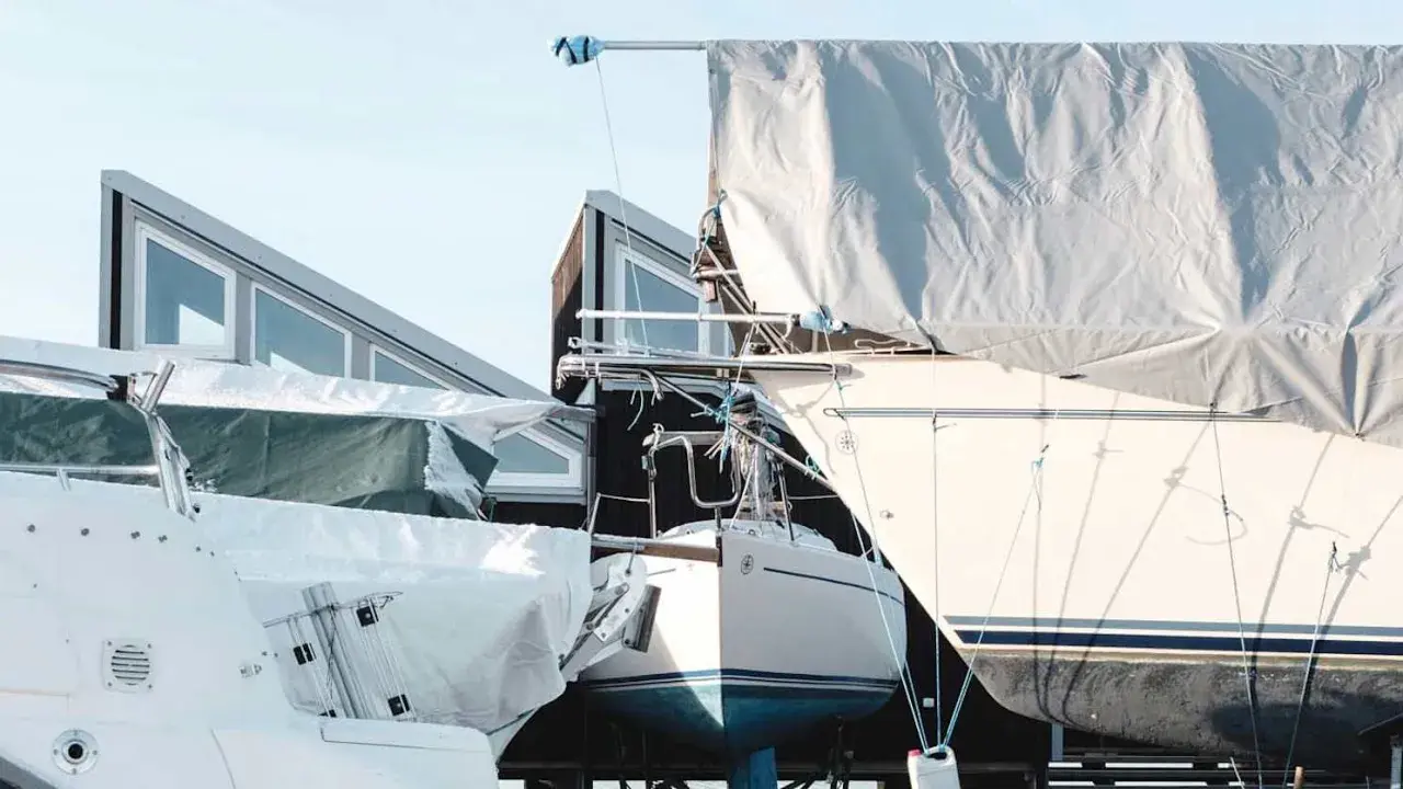 Boote werden für den Frostschutz boot einwintern vorbereitet. Sie sind mit Planen abgedeckt und stehen auf dem Trockendock.