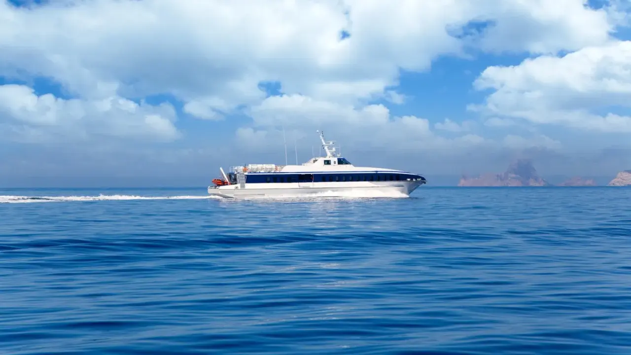 Schnelles Boot auf dem Weg von Ibiza nach Formentera. Die Inseln sind in der Ferne zu sehen.