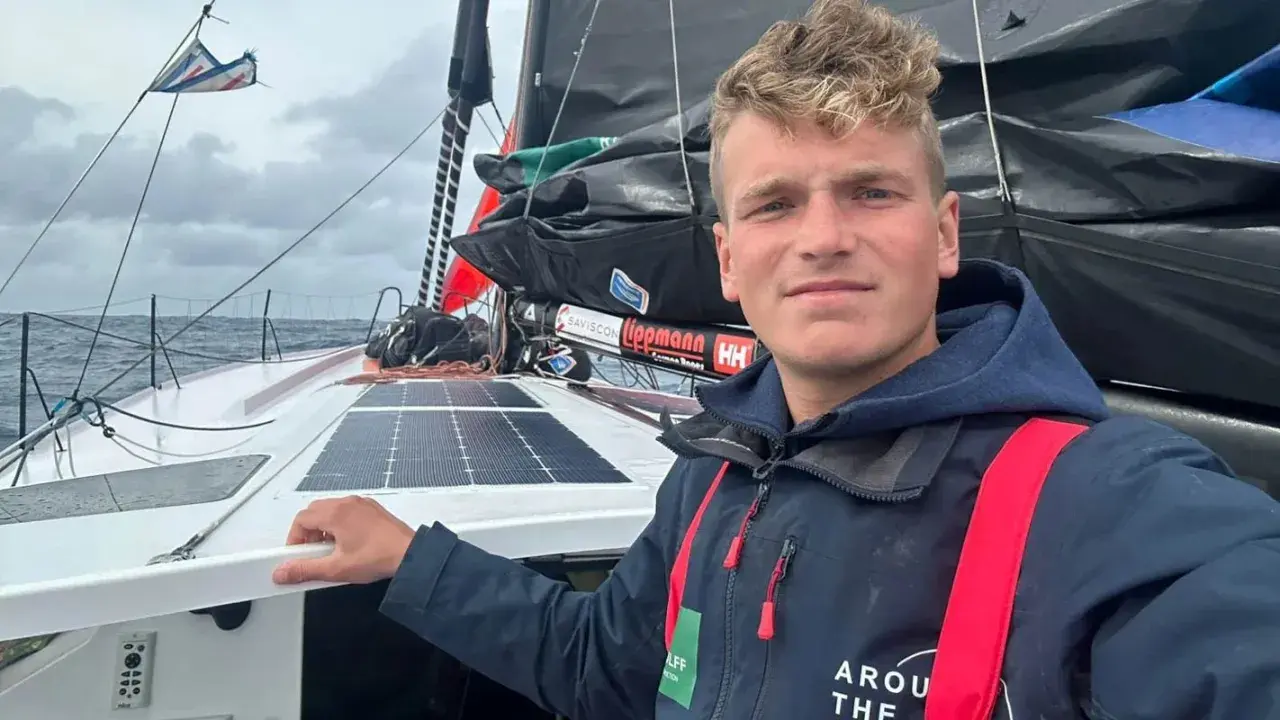 Melwin Fink auf seinem Segelboot, bereit für die nächste Etappe seiner Weltumsegelung.