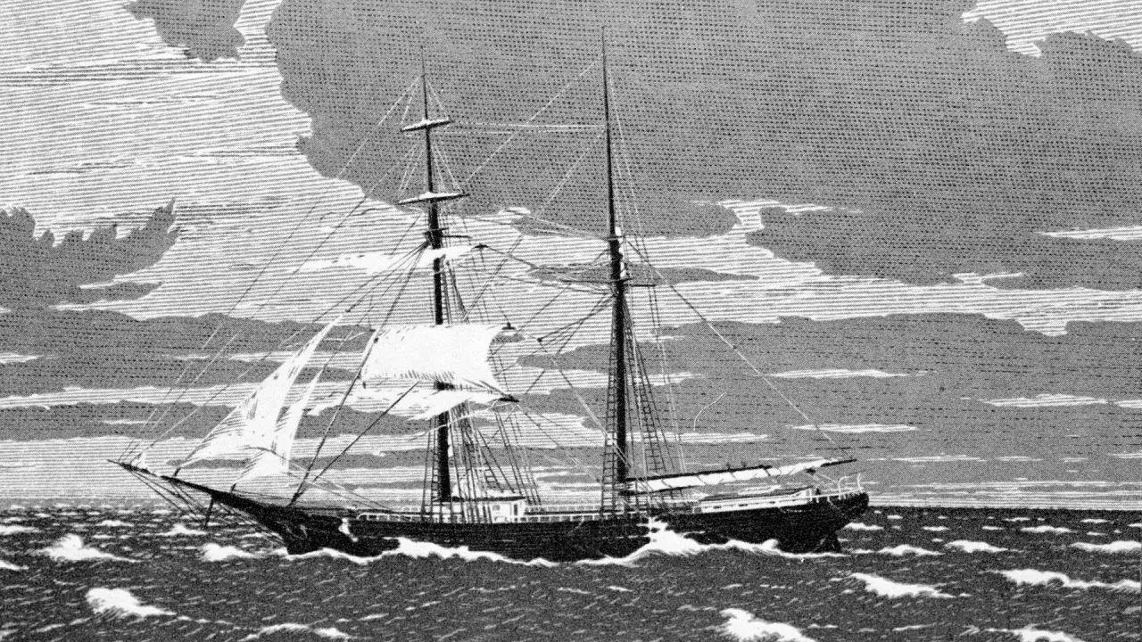Das mysteriöse Schiff Mary Celeste segelt auf stürmischer See, einsam unter dramatischen Wolken.