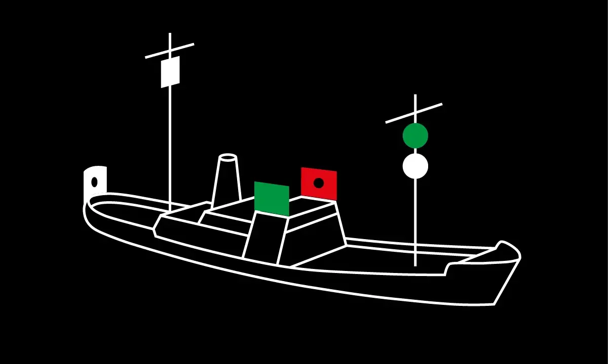 Ein Boot mit Positionslichtern: grün und rot auf dem Deck, grün und weiß am Mast. Die Bedeutung der Positionslichter am Boot ist entscheidend für die Sicherheit.