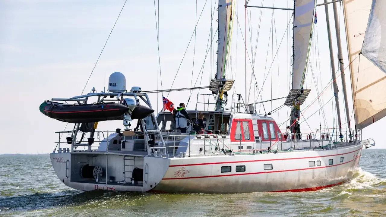 Segelboot "The Creek" mit Beiboot und Besatzung auf dem Wasser. Ein pelagic 77-Abenteuer beginnt.