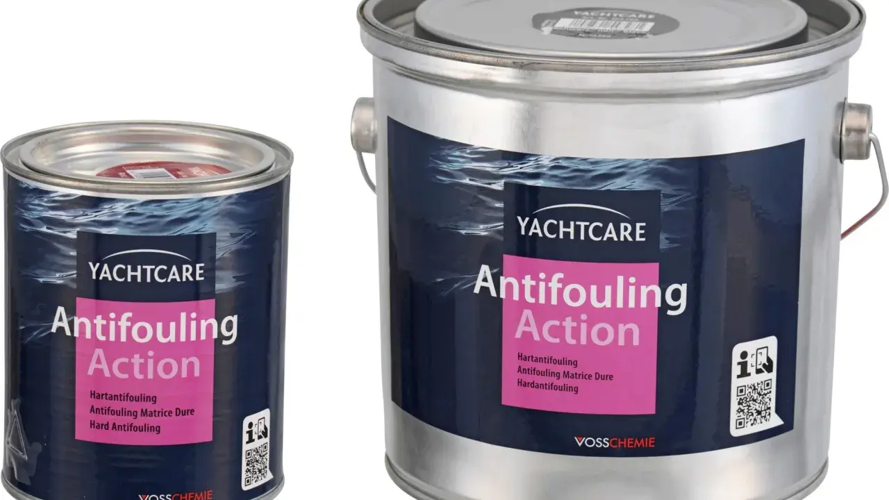 Zwei Dosen Yachtcare Antifouling Action, ein Mittel gegen Bewuchs am Bootsrumpf.