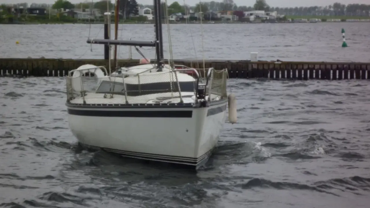 Segelboot im Wasser, bereit für ein Abenteuer. Die Freundschaft 22 ist ein Symbol für Freiheit und gemeinsame Erlebnisse auf See.