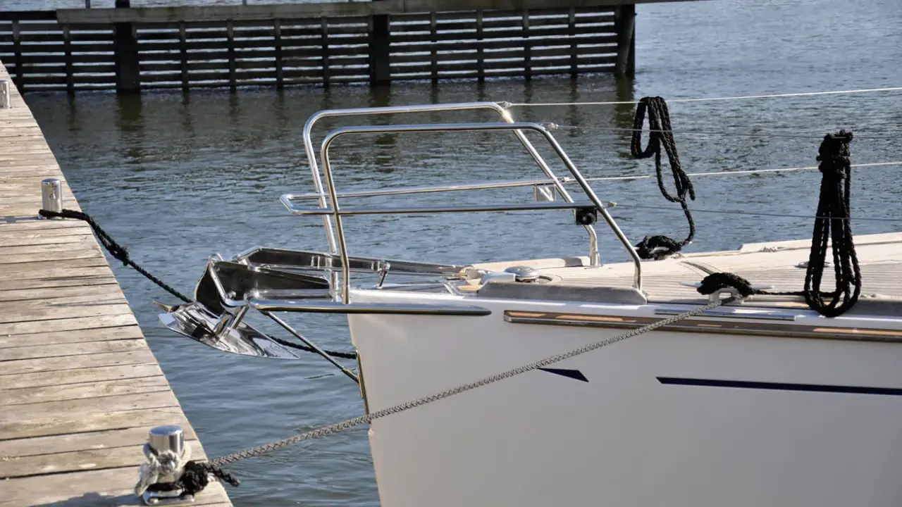 Bugspitze einer Yacht, festgemacht an einem Holzsteg. Niro Petersen genießt die Ruhe am Wasser.