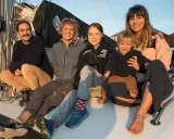 Fünf Personen, darunter Greta Thunberg, sitzen auf einem Boot. Sie sind Teil der Crew der "La Vagabonde".