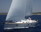 Die **Segelyacht Andromeda** gleitet majestätisch über das tiefblaue Meer, zwei Segel sind gesetzt, zwei Männer am Steuer.