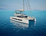 Eine weiße Katamaran-Yacht, eine FOUNTAINE PAJOT, gleitet auf ruhigem, blauem Wasser. Im Hintergrund sind Berge und eine Insel zu sehen.