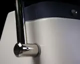 Glänzende weiße Oberfläche, die zeigt, was Gelcoat ist: eine glatte, schützende Beschichtung, oft auf Booten. Ein polierter Metallgriff ist montiert.