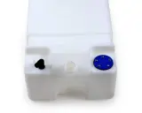 Weißer Wassertank für Trinkwasser mit schwarzem Stöpsel und blauem Deckel mit Schrauben.