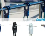 Schnelles Fender befestigen mit Fastfender-Clips. Mehrere Ansichten zeigen die einfache Handhabung und verschiedene Farben.