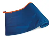 Ein blauer Fender mit orangefarbenem Rand, aufgerollt. Was ist ein Fender? Ein Schutzpolster für Boote.