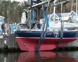 Ein Mann beobachtet, wie ein Rustler 36 namens "Olleanna" mit einem Kran aus dem Wasser gehoben wird.