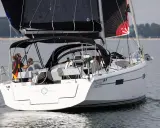 Segelboot mit schwarzem Großsegel und schwarzem Gennaker, erinnert an die legendären Fahrten von Eric Tabarly.