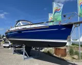 Blaues GFK Boot auf Ständer, bereit für das Lackieren. Kosten für GFK Boot Lackieren sind hier ein Thema.