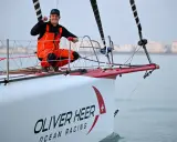 Oliver Heer feiert auf seinem Rennboot "Oliver Heer Ocean Racing" einen Erfolg.