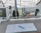 Segelboot auf dem Golf von Mexiko. Logbuch und Navigationsgerät bereit für die Reise.