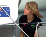 Jessica Watson heute, blickt nachdenklich auf dem Boot. Die australische Flagge ist im Hintergrund zu sehen.