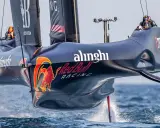 Alinghi Red Bull Racing-Boot hebt ab, die Flügel gleiten über das Wasser.