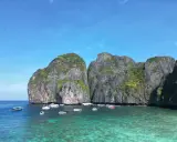 Traumhafte Felsformationen und türkisfarbenes Wasser laden zum Segeln in Thailand ein. Boote ankern in der Bucht.