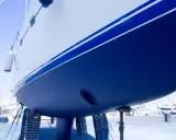 Blaues Schiff im Trockendock, bereit, das Antifouling zu erneuern.