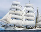 Das Gorch Fock Schiff gleitet majestätisch über die Wellen, seine weißen Segel sind voller Wind.
