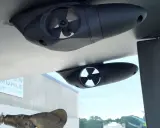 Zwei neue Bugstrahlruder werden an einem Boot eingebaut.