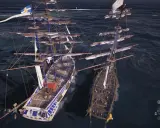 Zwei Brigantine Schiffe segeln nebeneinander auf dem offenen Meer.