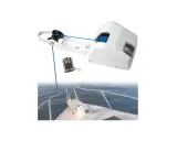 Weiße elektrische Ankerwinde für ein Boot, mit Fernbedienung und blauem Seil, bereit zum Einsatz auf dem Wasser.