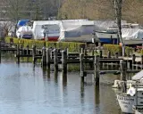 Boote unter Planen im Hafen von Almerimar, bereit für die nächste Saison.