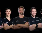 Das Team der Malizia Ocean Race, fünf Segler in schwarzen T-Shirts, bereit für die nächste Herausforderung.