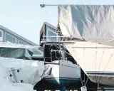 Boote werden für den Frostschutz boot einwintern vorbereitet. Sie sind mit Planen abgedeckt und stehen auf dem Trockendock.